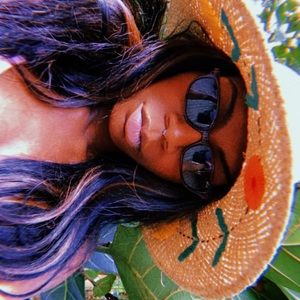 Meet your Posher, Desi marie